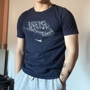men’s small navy graphic nike t-shirt